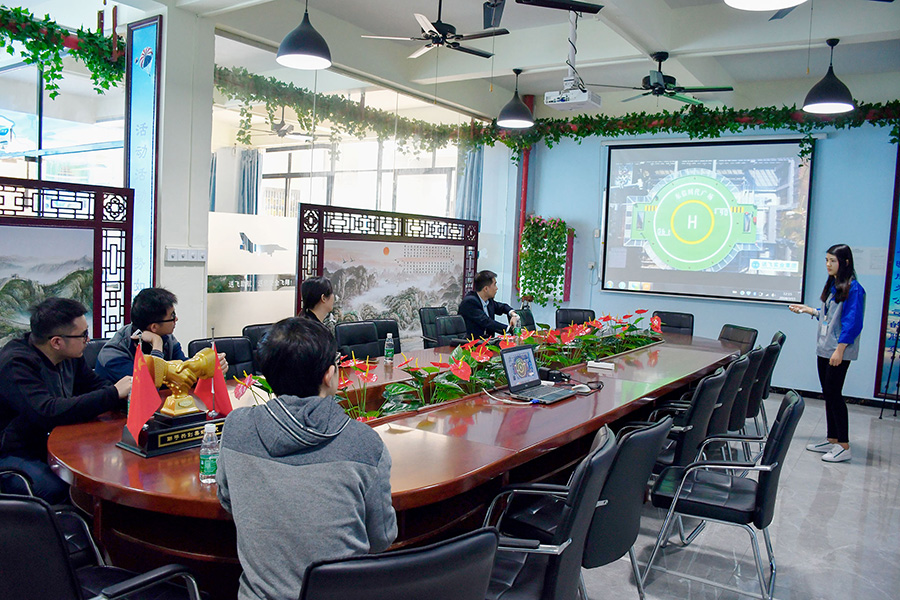 恒大地產(chǎn)領(lǐng)導(dǎo)考察送飛實業(yè)集團的留影紀念圖