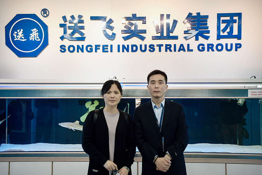 恒大地產(chǎn)領(lǐng)導(dǎo)考察送飛實業(yè)集團的留影紀念圖