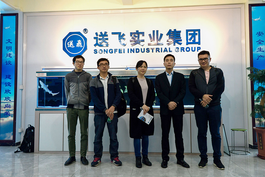 恒大地產(chǎn)領(lǐng)導(dǎo)考察送飛實業(yè)集團的留影紀念圖