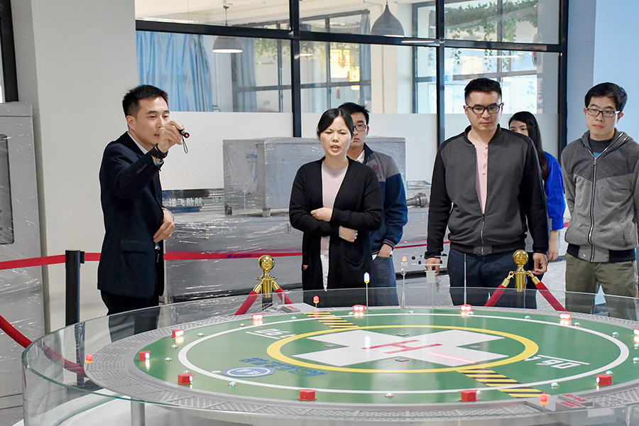 恒大地產(chǎn)領(lǐng)導(dǎo)考察送飛實業(yè)集團的留影紀念圖